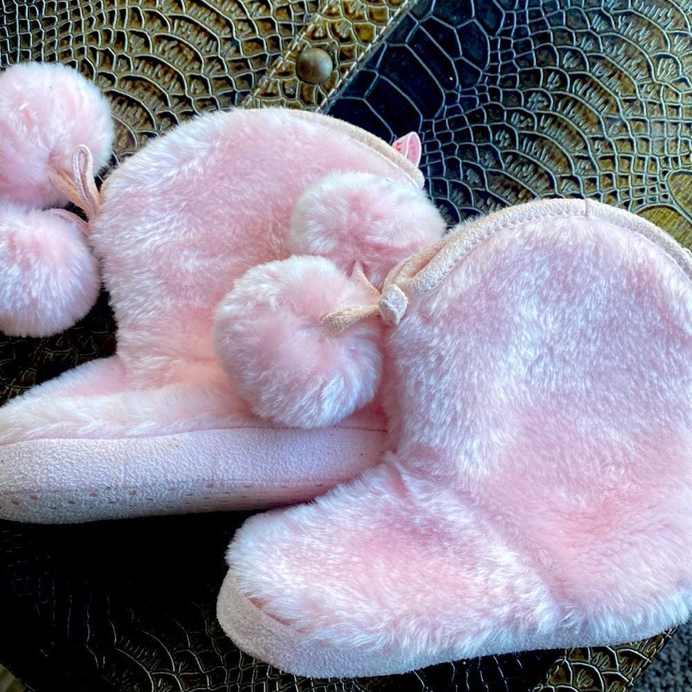 Little girls old navy fluffy pink slippers 8